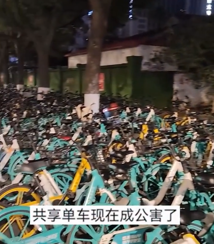南京一地铁口被大量共享单车堵死是怎么回事