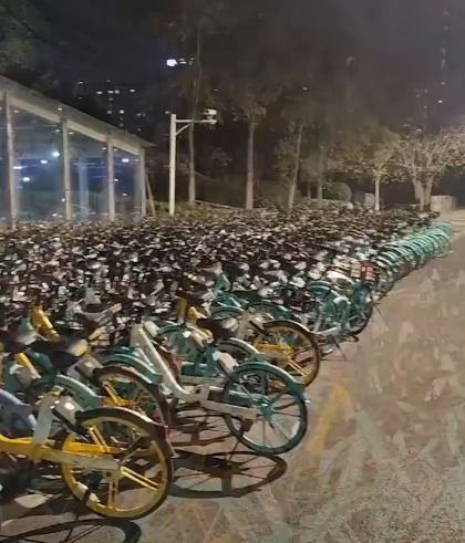 南京一地铁口被大量共享单车堵死是怎么回事