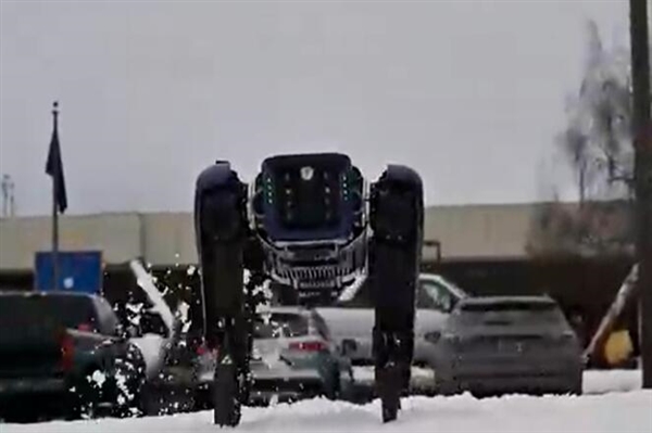 阿拉斯加机场启用伪装机器人：可模仿土狼动作 用于驱赶鸟类